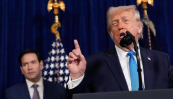 Trump dice que EEUU está “a cargo” de Venezuela y amenaza con 2.º ataque