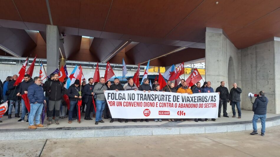 Persoal do transporte en autobús mobilízase en Compostela por un convenio digno