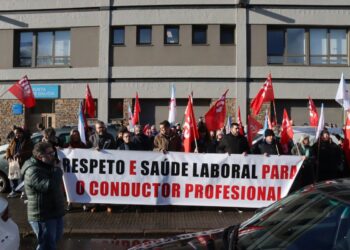 As centrais sindicais toman a iniciativa e solicitan mediación ante a desaparición total da patronal do transporte e a pasividade da Xunta