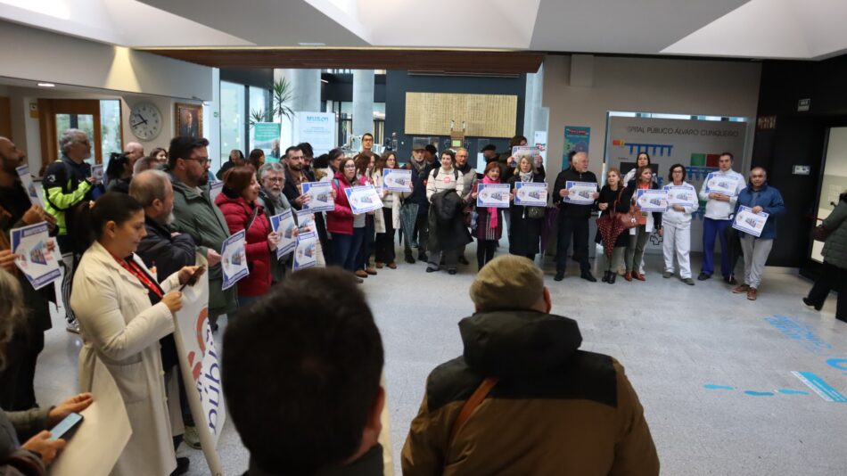 Mobilízanse no hospital Álvaro Cunqueiro para chamar a participar na manifestación nacional de SOS Sanidade
