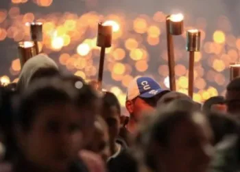Juventud cubana honra a Martí y a Fidel en Marcha de las Antorchas