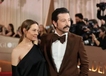 Diego Luna denunció en los Globos de Oro intervencionismo de EE.UU y operativos del ICE