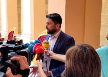 IU Sevilla acusa a Sanz de mentir y de liquidar empleo público con la privatización de la limpieza de los colegios