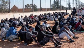 Hallan más de 20 migrantes en una fosa común en el este de Libia
