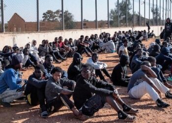 Hallan más de 20 migrantes en una fosa común en el este de Libia