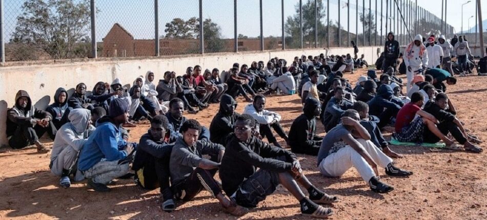 Hallan más de 20 migrantes en una fosa común en el este de Libia