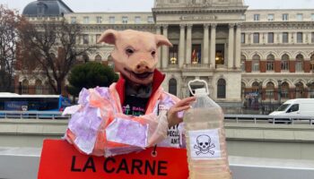 Activistas vierten agua contaminada frente al Ministerio de Agricultura