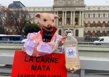 Activistas vierten agua contaminada frente al Ministerio de Agricultura