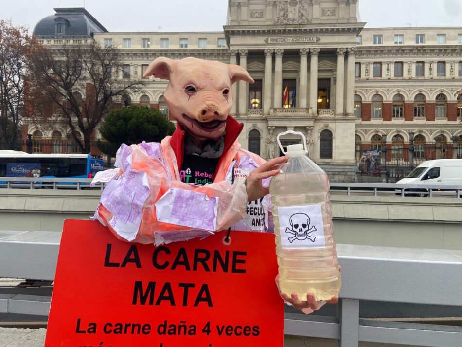 Activistas vierten agua contaminada frente al Ministerio de Agricultura