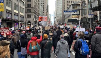 Miles de personas protestan en Nueva York contra políticas de Trump