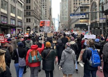 Miles de personas protestan en Nueva York contra políticas de Trump
