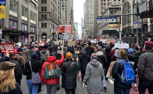 Miles de personas protestan en Nueva York contra políticas de Trump
