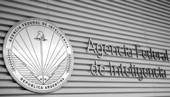 Milei reforma Ley de Inteligencia sin pasar por el Congreso; da más poder a los agentes