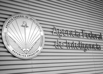 Milei reforma Ley de Inteligencia sin pasar por el Congreso; da más poder a los agentes