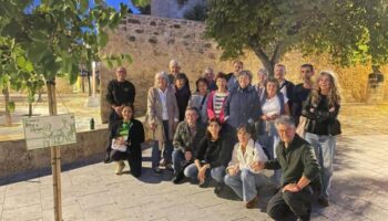 Plantan un árbol en recuerdo de dos activistas ecologistas en El Puerto