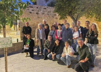 Plantan un árbol en recuerdo de dos activistas ecologistas en El Puerto