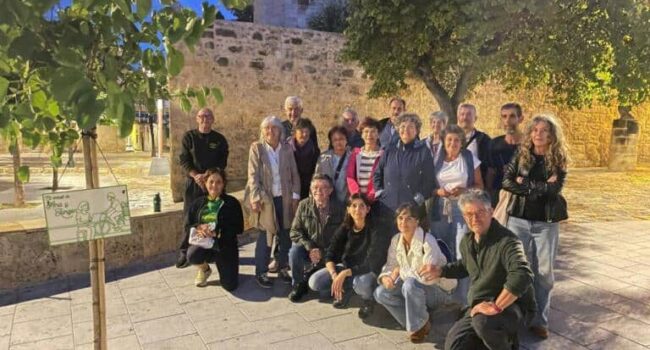 Plantan un árbol en recuerdo de dos activistas ecologistas en El Puerto