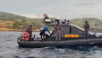 Buzos profesionales buscan a los turistas españoles desaparecidos en Indonesia