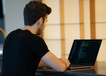 Dos estudios relacionan ver pornografía violenta con comportamientos sexuales de riesgo y violencia contra las mujeres