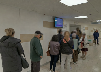 Largas colas en el Hospital de Jerez: CCOO exige responsabilidades