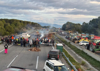 Los agricultores catalanes cortan la AP-7 hasta Figueres (Girona) y dejan 18 kilómetros de colas en protesta contra el acuerdo entre la Unión Europea y Mercosur
