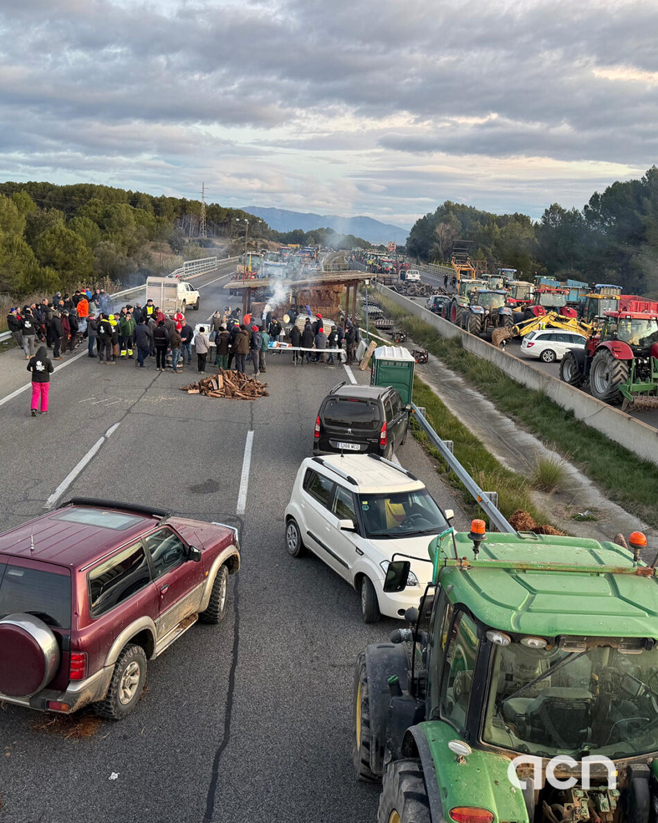 Los agricultores catalanes cortan la AP-7 hasta Figueres (Girona) y dejan 18 kilómetros de colas en protesta contra el acuerdo entre la Unión Europea y Mercosur