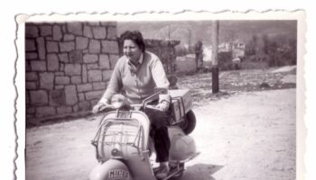 Gloria Fuertes y su vespa: cómo la poeta creó la primera biblioteca infantil ambulante en España