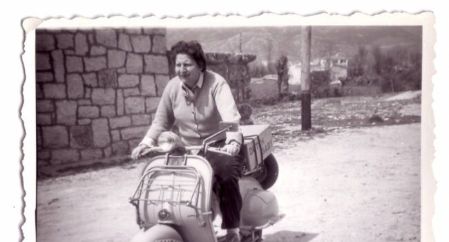 Gloria Fuertes y su vespa: cómo la poeta creó la primera biblioteca infantil ambulante en España