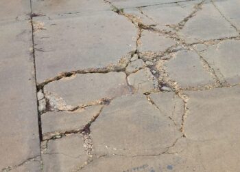 FACUA insta al Ayuntamiento de Moguer a arreglar los desperfectos del acerado y las vías de la barriada de San José de Mazagón