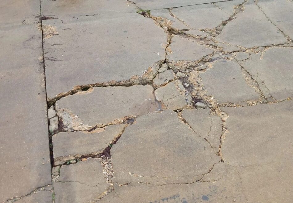 FACUA insta al Ayuntamiento de Moguer a arreglar los desperfectos del acerado y las vías de la barriada de San José de Mazagón