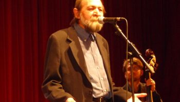 La AV Poetas Dehesa de la Villa recuerda a su vecino y gran cantautor Pablo Guerrero