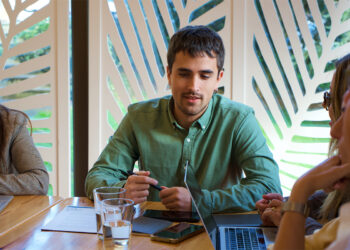 Cantabristas critica que Buruaga presuma en FITUR de los paisajes y entornos naturales que amenazan sus políticas del hormigón