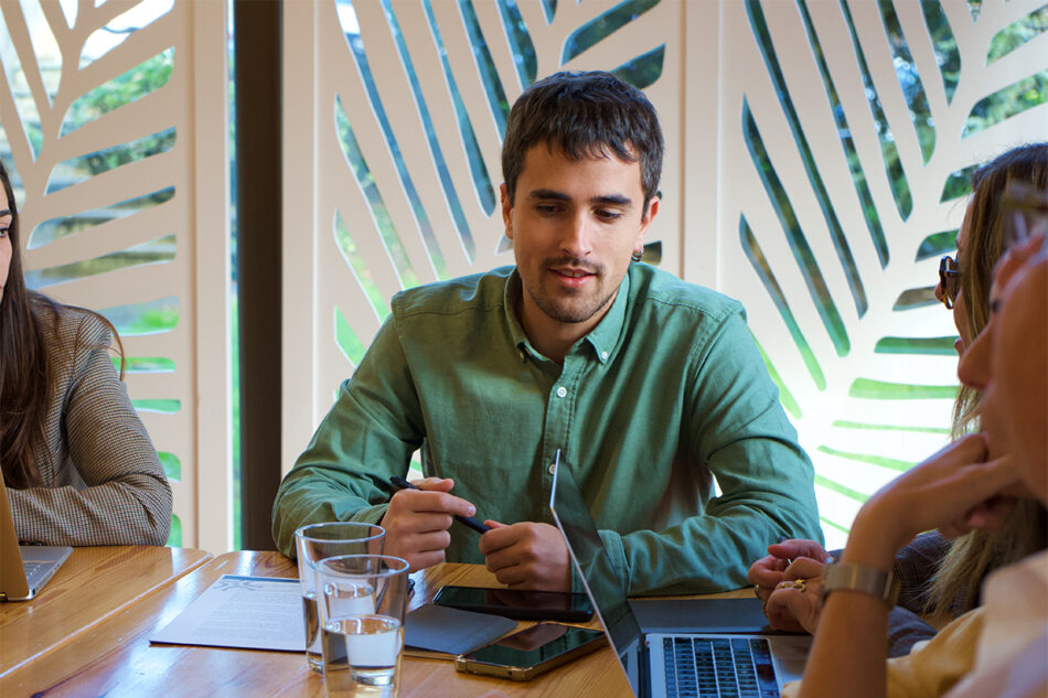 Cantabristas critica que Buruaga presuma en FITUR de los paisajes y entornos naturales que amenazan sus políticas del hormigón