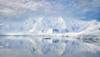¿Qué se esconde bajo el hielo de la Antártida? Un nuevo mapa revela su relieve oculto con un detalle sin precedentes