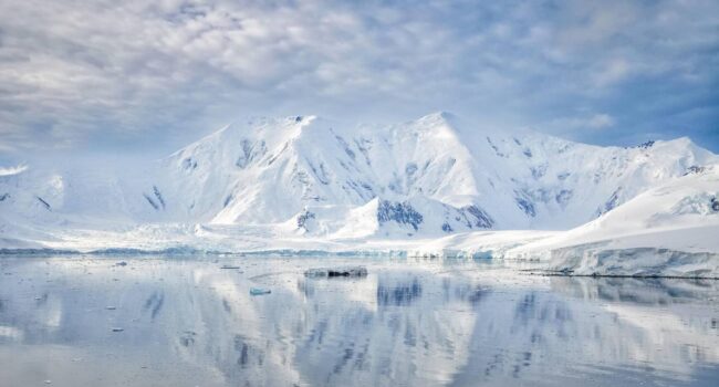 ¿Qué se esconde bajo el hielo de la Antártida? Un nuevo mapa revela su relieve oculto con un detalle sin precedentes