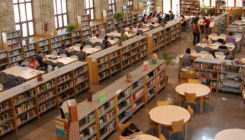 Compromís denuncia que el PP vacía de competencias en Cultura para que Hacienda controle las bibliotecas y los archivos