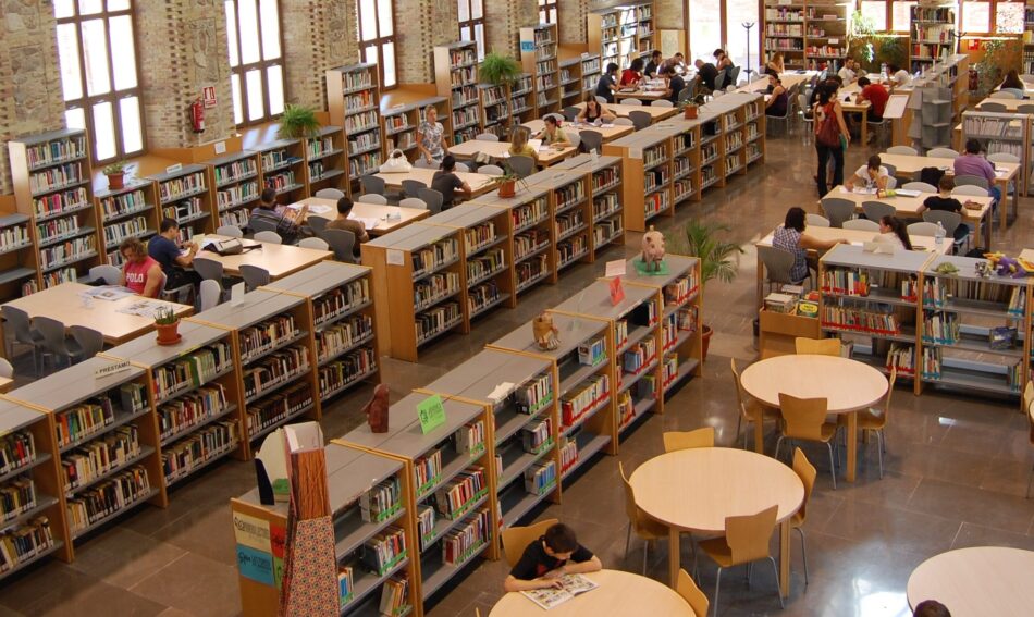 Compromís denuncia que el PP vacía de competencias en Cultura para que Hacienda controle las bibliotecas y los archivos