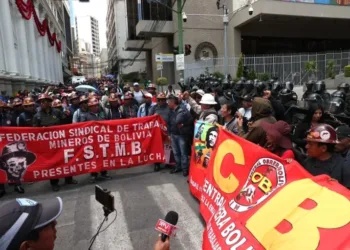 Gobierno de Bolivia y COB resuelven conflicto por combustibles con nuevo decreto social