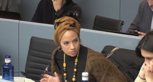 BComú lleva adelante una DI condenando la deriva autoritaria de la administración Trump con las personas migradas