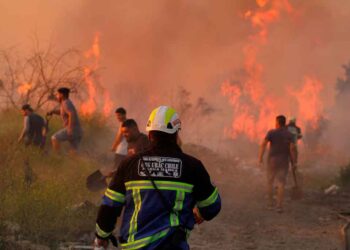 Evacúan sectores en tres regiones de Chile por incendios forestales