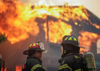 Continúan activos 16 incendios en regiones del centro-sur de Chile