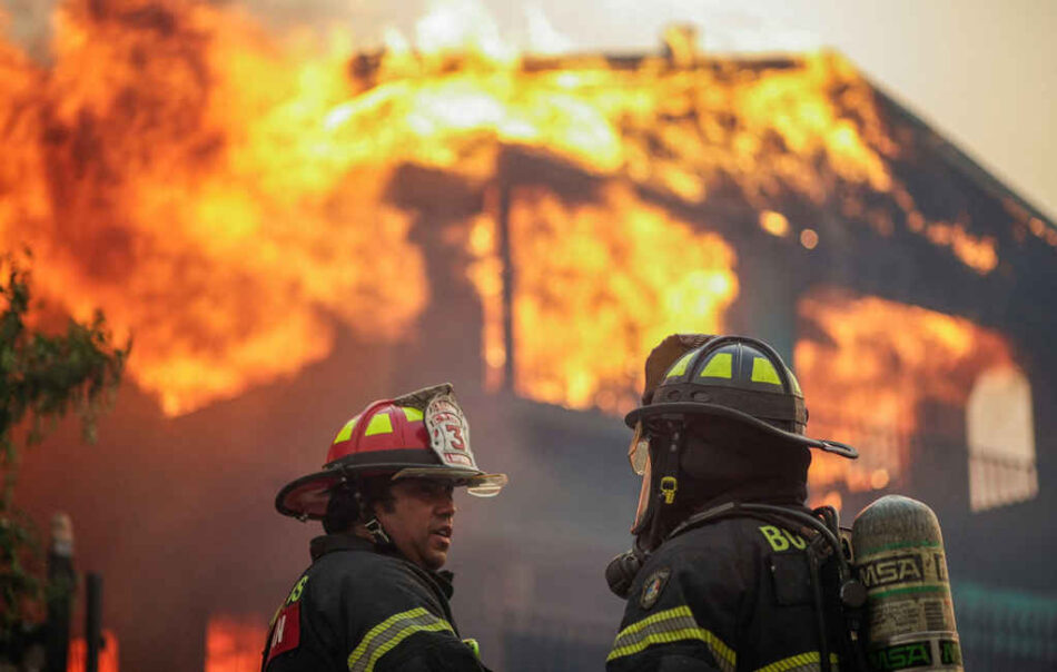 Continúan activos 16 incendios en regiones del centro-sur de Chile