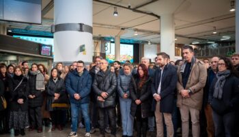 Trabajadores y trabajadoras del ámbito ferroviario se concentran en homenaje a las personas fallecidas y heridas en el accidente de Adamuz