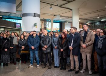 Trabajadores y trabajadoras del ámbito ferroviario se concentran en homenaje a las personas fallecidas y heridas en el accidente de Adamuz