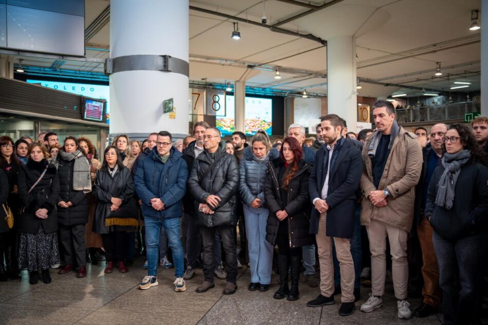 Trabajadores y trabajadoras del ámbito ferroviario se concentran en homenaje a las personas fallecidas y heridas en el accidente de Adamuz