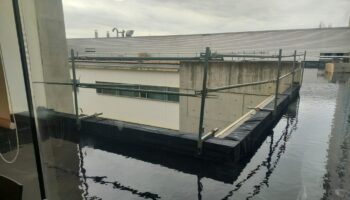 Compromís denuncia el abandono del Hospital de Dénia con un box de la UCI cuatro meses cerrado en medio de una saturación extrema en urgencias e inundaciones constantes en maternidad