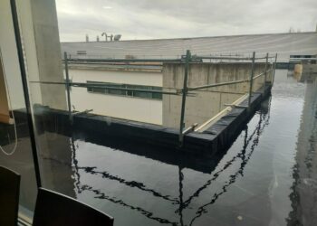 Compromís denuncia el abandono del Hospital de Dénia con un box de la UCI cuatro meses cerrado en medio de una saturación extrema en urgencias e inundaciones constantes en maternidad