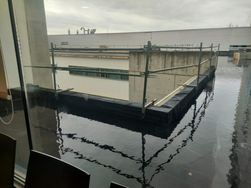 Compromís denuncia el abandono del Hospital de Dénia con un box de la UCI cuatro meses cerrado en medio de una saturación extrema en urgencias e inundaciones constantes en maternidad