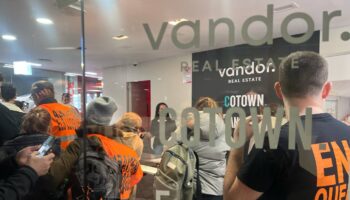 Medio centenar de personas se han plantado en las oficinas de Vandor para denunciar los colivings