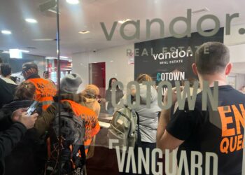 Medio centenar de personas se han plantado en las oficinas de Vandor para denunciar los colivings